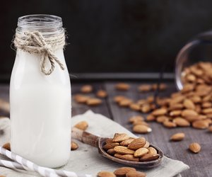 Lecker, gesund und ganz easy: So könnt ihr Mandelmilch selber machen