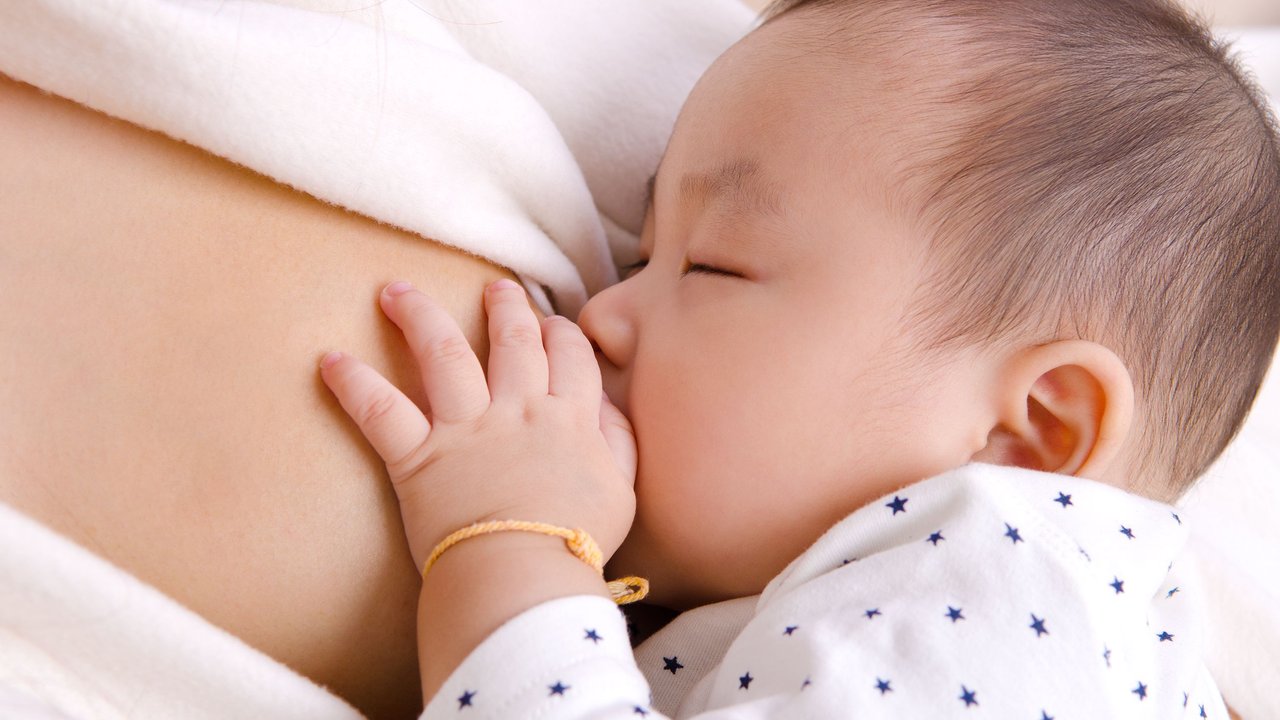 Muttermilch Laktose - Mutter stillt Baby