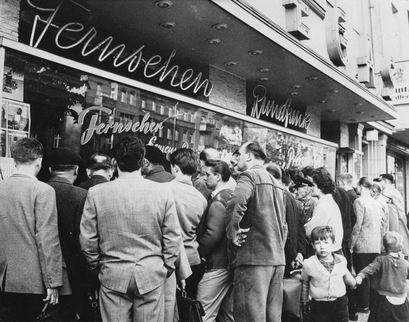 Passanten verfolgen vor dem Schaufenster eines Fernseh-Fachgeschäfts die Übertragung eines Fussballspiels.25.04.1967 (Photo by ullstein bild/ullstein bild via Getty Images)