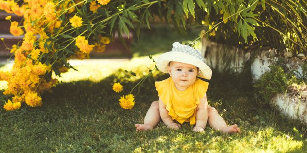 Baby anziehen im Sommer: So schwitzt euer Kind bei Hitze nicht