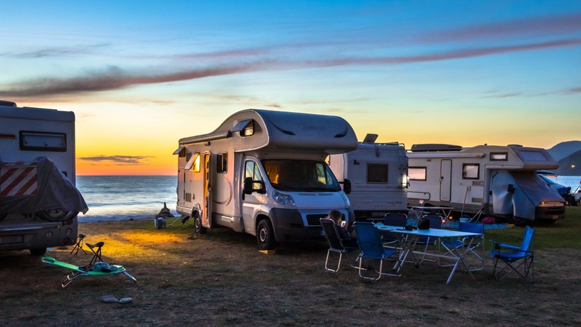 Camper an einem Strand in Korsika bei Sonnenuntergang