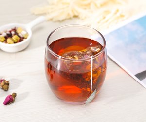 Rotbuschtee und Stillen: Darfst du ihn dir zur Teezeit gönnen?