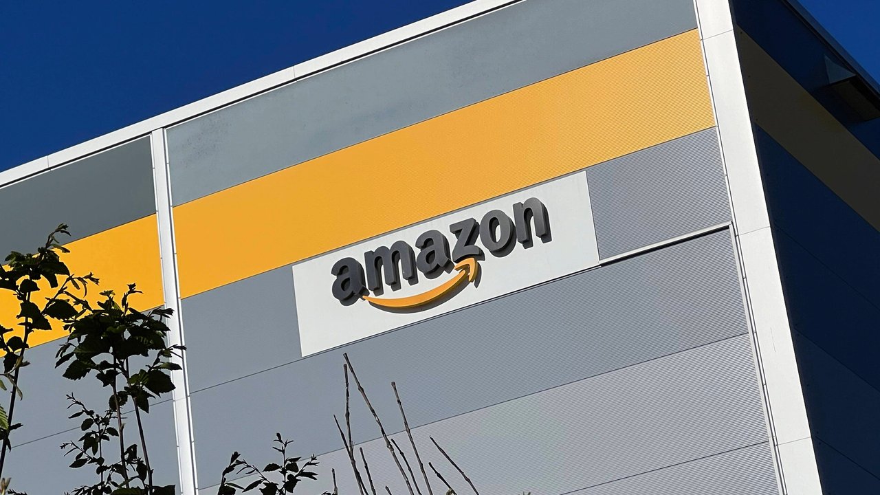 Mit dieser Loungeliege von Amazon seid ihr im Sommer bestens gerüstet.