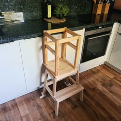 Montessori-Lernturm zum selbst bauen: Ein IKEA-Hack, der euren Geldbeutel schont