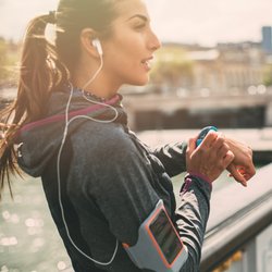Fitnesstracker & Smartwatches: Diese 3 Smartwatches überzeugen bei Stiftung Warentest 2025