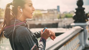 Fitnesstracker & Smartwatches: Diese 3 Smartwatches überzeugen bei Stiftung Warentest 2025