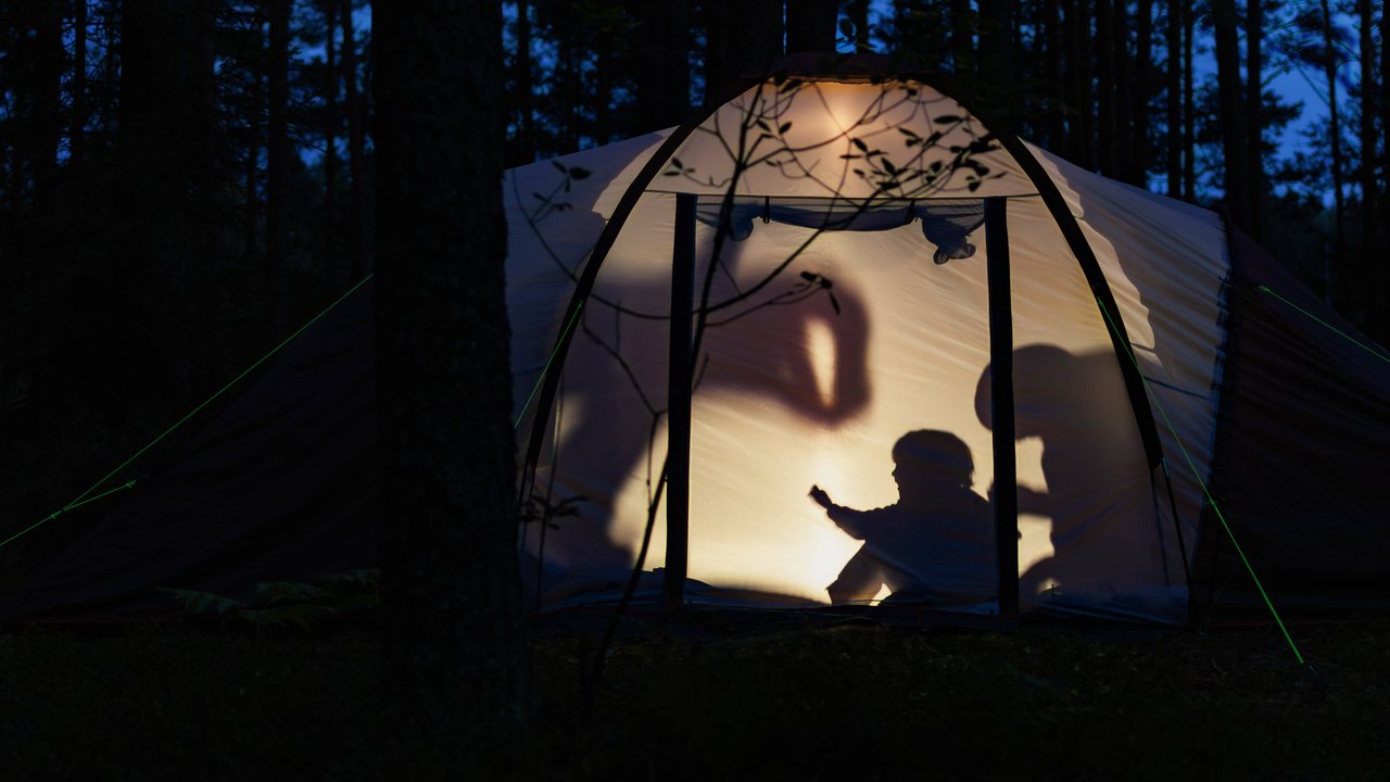 Mit dem Campinglicht von Rossmann macht das Zeltabenteuer auch nachts Spaß.