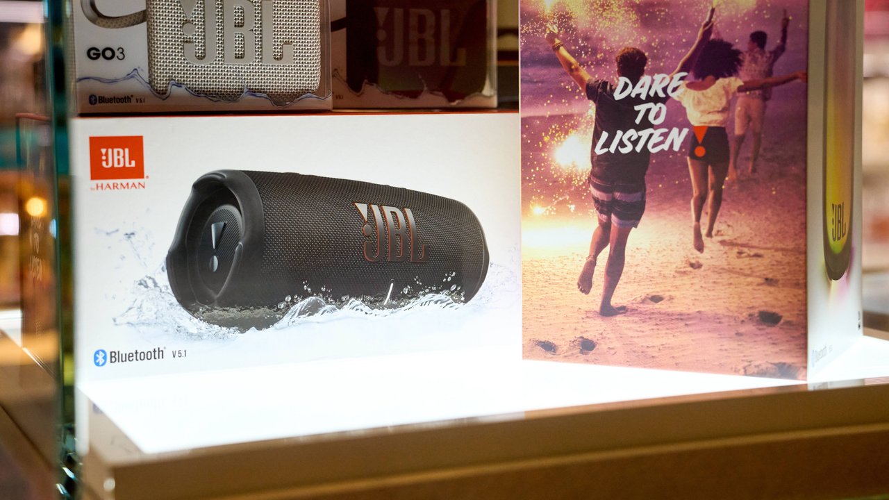 Mit dieser griffigen Lautsprecher-Box von Amazon klappt es auch draußen mit Musik und Tanz und Lebensfreude.