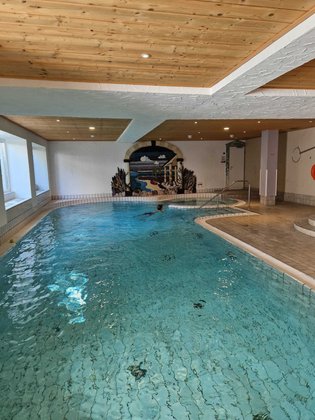 Sauerland mit Kindern: Das große Becken im Familotel Sonnenpark wird bald erneuert, aber brachte auch jetzt ganz viel Badespaß.