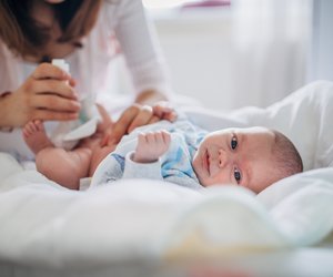 Bauchnabel beim Baby: 5 Tipps für eine sanfte Nabelpflege