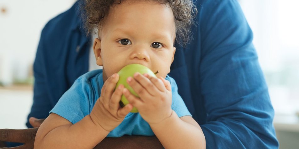 Apfel fürs Baby: Ab wann und wie eignet sich das Obst? | familie.de
