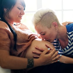 Babyglück: Zwei lesbische Pastorinnen haben Nachwuchs bekommen