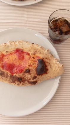 Mittagessen mit Calzone und Coke Forte Village