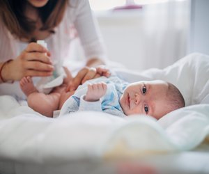 Bauchnabel beim Baby: 5 Tipps für eine sanfte Nabelpflege