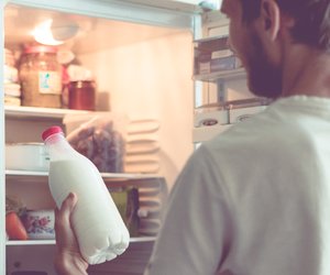 Kühlschrank richtig einräumen: So bleiben Lebensmittel frisch