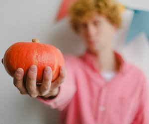 Einfacher Trick: So schneidest du Kürbis und ohne krassen Kraftaufwand