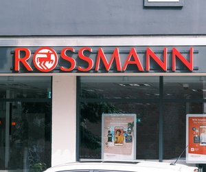 Sportlich und funktional: Diese türkis-grüne Trinkflasche von Rossmann ist perfekt für unterwegs