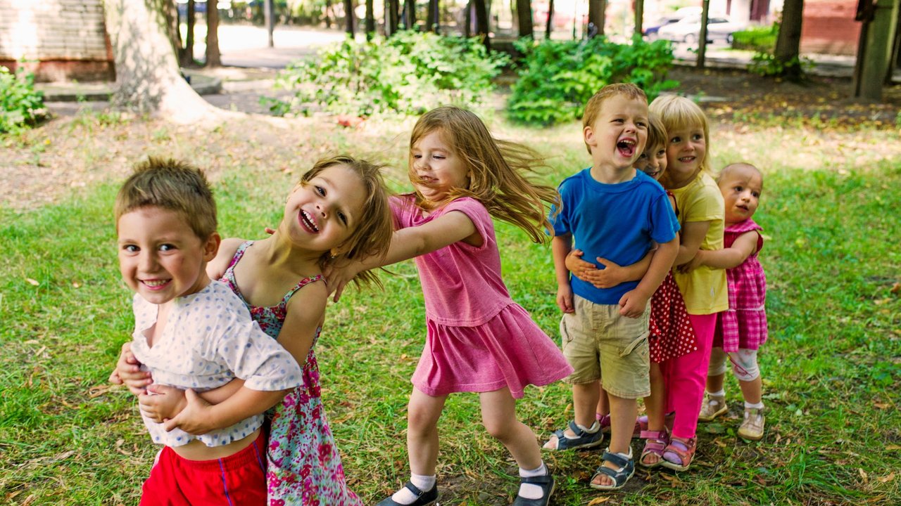 Gruppe kleiner Kinder spielt in einem Park