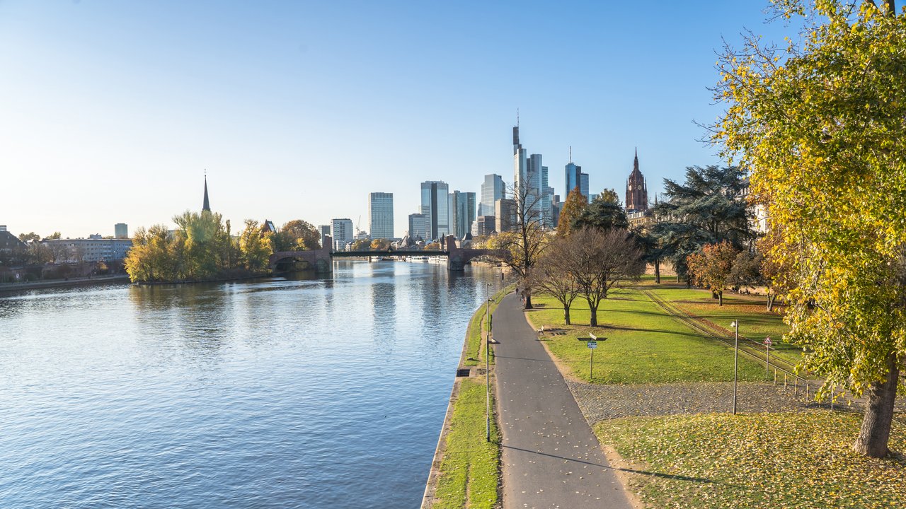 Frankfurt ist eine große Stadt, die direkt am Main liegt.