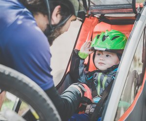 Baby im Fahrradanhänger: sicher auf Tour mit der richtigen Ausstattung