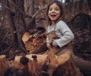 Dies rosafarbene Kinder-Fleecejacke von Tchibo hält im Herbst schön warm