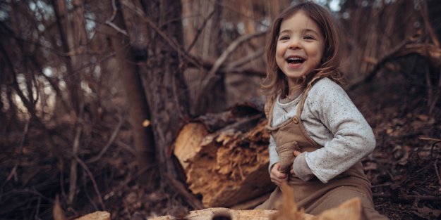 Dies rosafarbene Kinder-Fleecejacke von Tchibo hält im Herbst schön warm