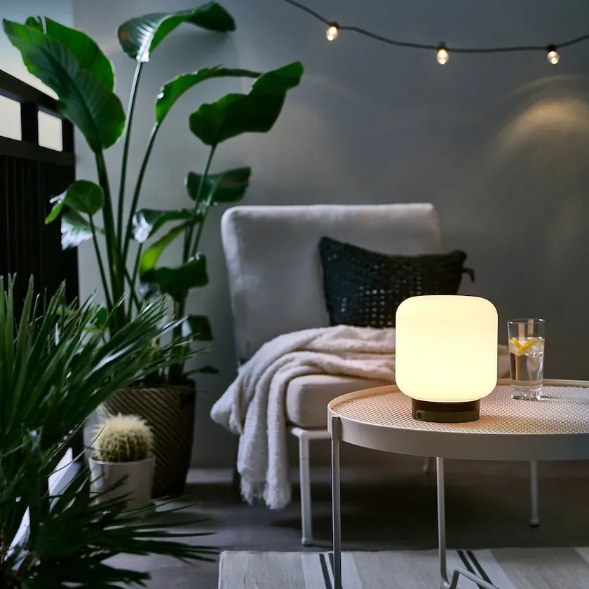 Diese LED-Lampe für drinnen und draußen sorgt für ein behagliches Ambiente. 