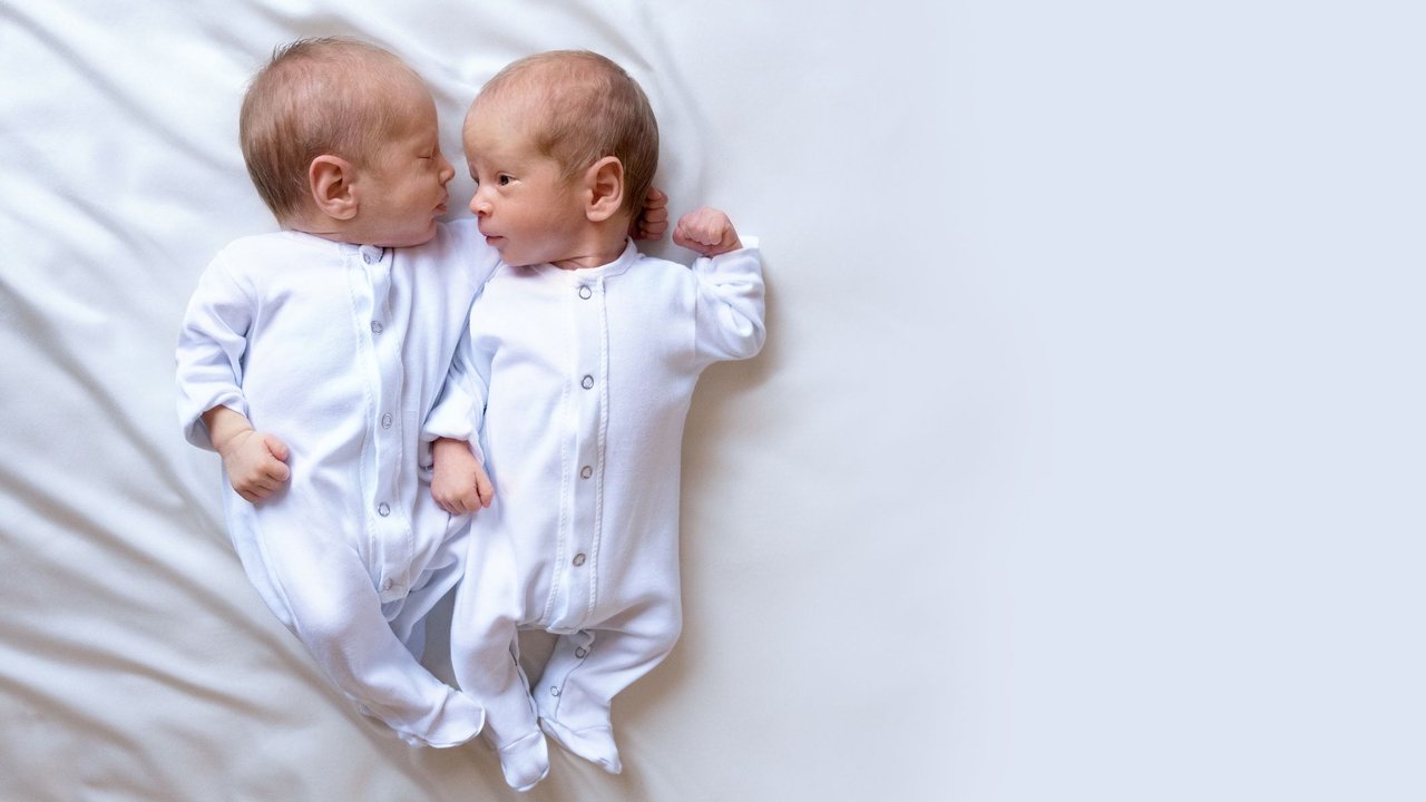 zwei neugeborene babys
