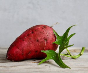 Süßkartoffel roh essen: Kann man das bedenkenlos machen?