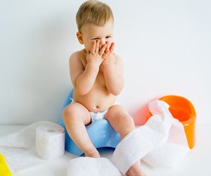 Verstopfung beim Kleinkind und Baby: Was akut hilft & wann ein Arzttermin eine gute Idee ist