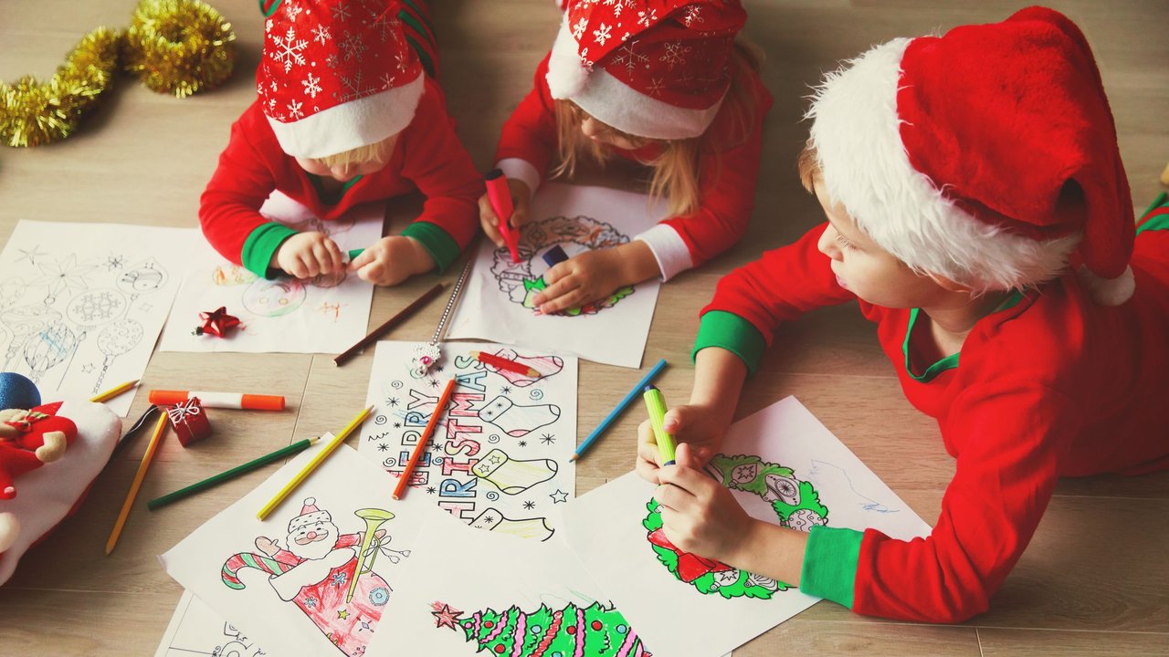 Ausmalbilder Weihnachten: Kinder in Weihnachtskleidung malen Bilder aus