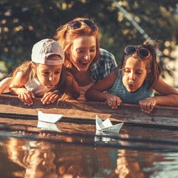 Zu heiß für den See: Basteln mit Kindern im Sommer gegen Langeweile