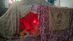 Höhle bauen mit Kindern: So entstehen tolle Kuschelorte
