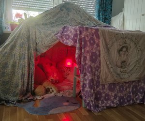 Höhle bauen mit Kindern: So entstehen tolle Kuschelorte