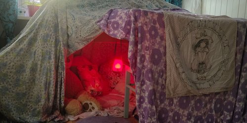 Höhle bauen mit Kindern: So entstehen tolle Kuschelorte