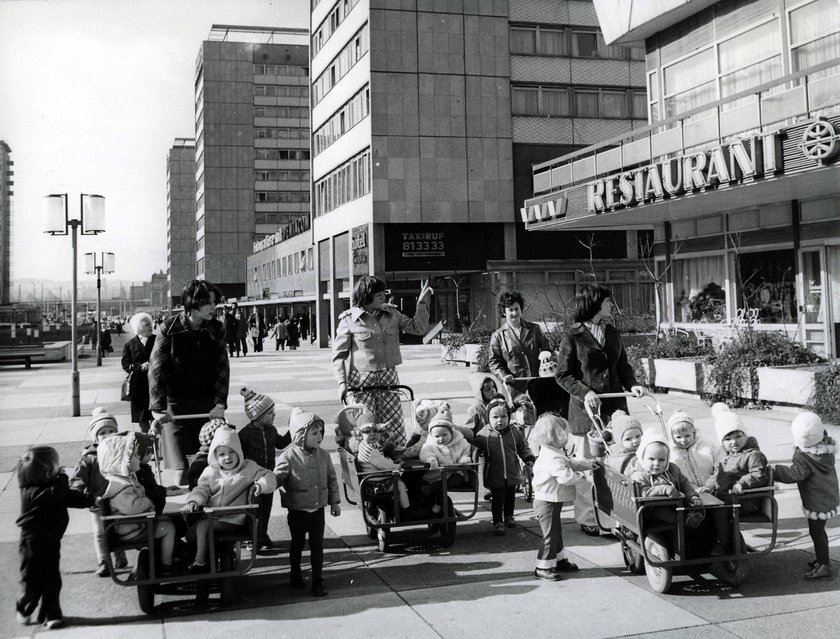 1974, Kinder und Erzieherinnen eines Kindergartens während eines Spaziergangs auf der Prager Straße in Dresden