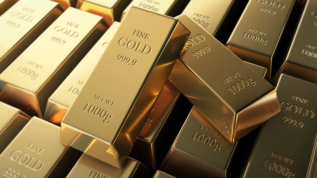 Zwei Goldbarren auf Gruppe von Goldbarren.