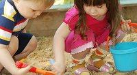 Was Babys und Kleinkinder im Sandkasten lernen
