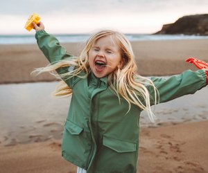 Mehr als nur Lachen: 5 überraschende Anzeichen, dass dein Kind wirklich glücklich ist