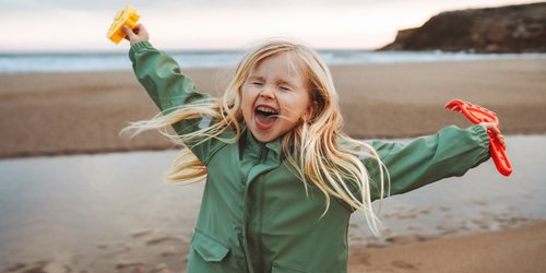 Mehr als nur Lachen: 5 überraschende Anzeichen, dass dein Kind wirklich glücklich ist