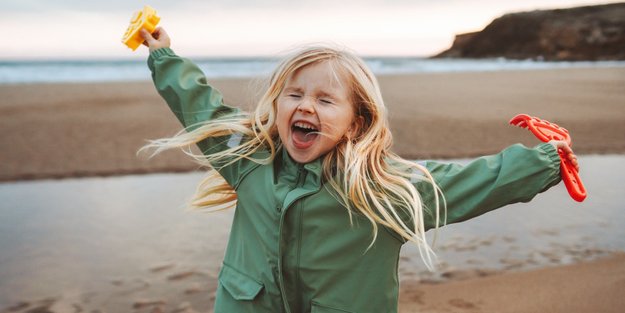 Mehr als nur Lachen: 5 überraschende Anzeichen, dass dein Kind wirklich glücklich ist