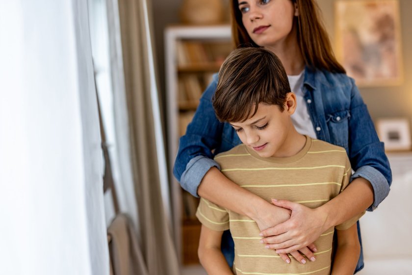 Erfolgreiche Kinder: Mama umarmt trauriges Kind