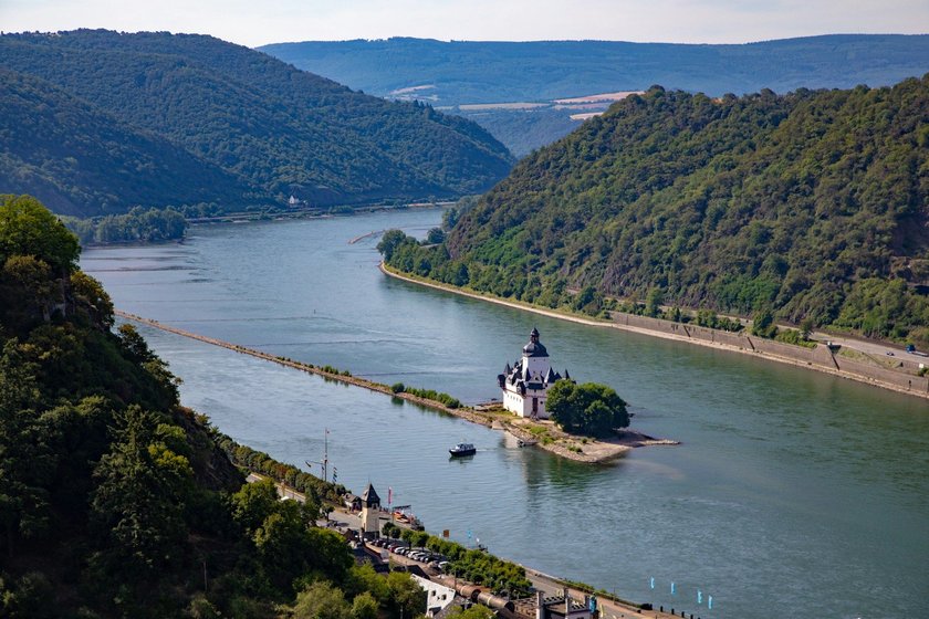 Ausblick vom Wanderweg auf den Rhein