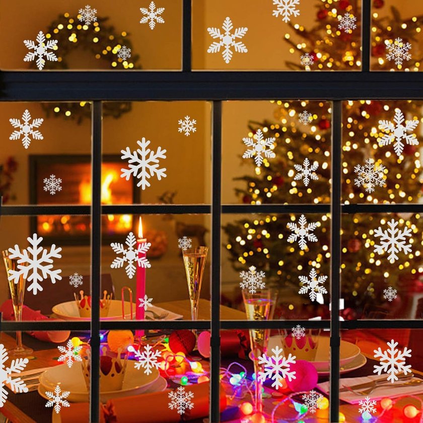 Schneeflocken Fensteraufkleber vor weihnachtlicher Kulisse