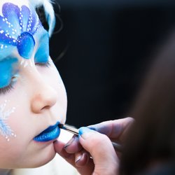 Elsa schminken in nur 4 Schritten: Das schönste Eisköniginnen-Make-up für Kinder