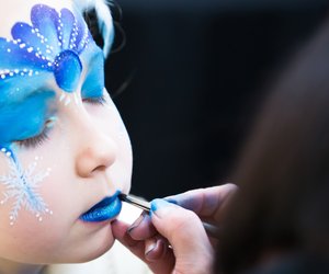 Elsa schminken in 4 Schritten: Mit diesem Eisköniginnen-Make-up sind alle happy