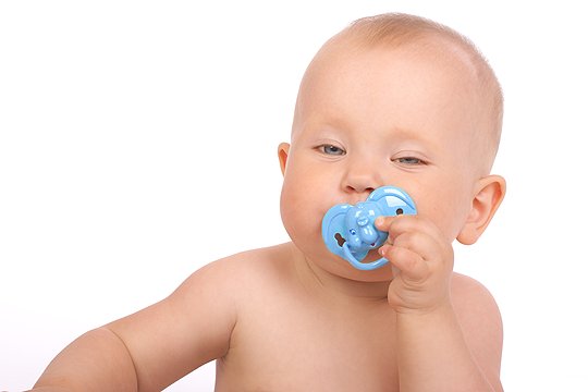 Babys machen niedliche und lustige Geräusche