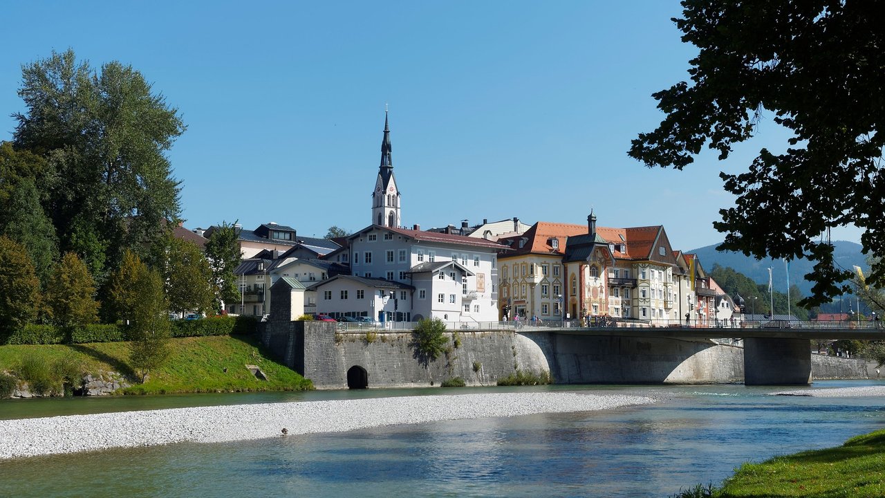 Die Isar ist ein großer Fluss, der durch München fließt.