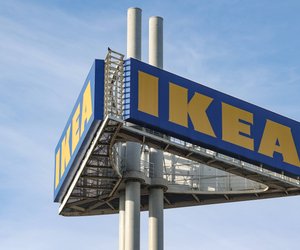 Kreativer IKEA-Hack: So wird ein Tellerhalter zur Kindergarderobe