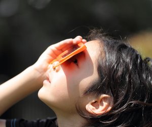 Wie entsteht eine Sonnenfinsternis? Antworten auf Kinderfragen